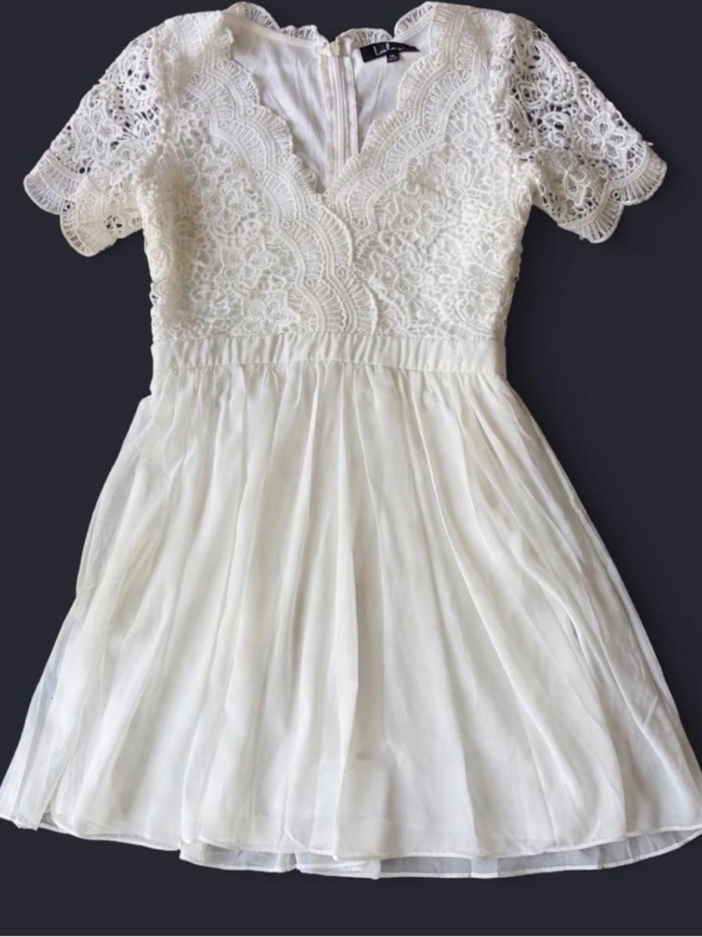 White lace dress with short sleeves zipper back